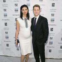 Morena Baccarin luce embarazo acompañada por Ben McKenzie en los Premios Gotham 2015