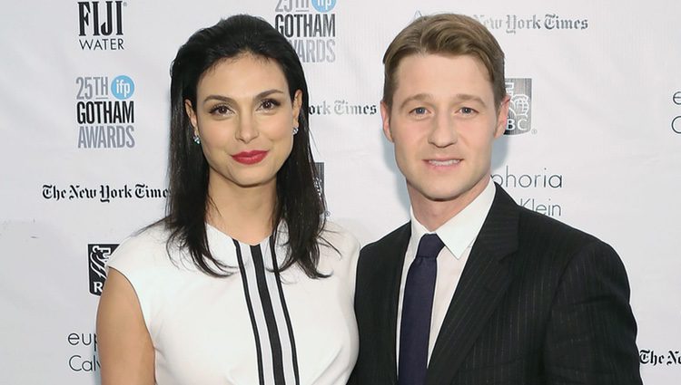 Morena Baccarin luce embarazo acompañada por Ben McKenzie en los Premios Gotham 2015