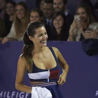 Malena Costa se quita una prenda en el partido de tenis de Tommy Hilfiger