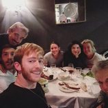 Pablo Rivero, Ricardo Gómez, Imanol Arias, Irene Meritxell, Irene Visedo, Ana Duato y María Galiana cenando juntos