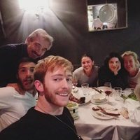 Pablo Rivero, Ricardo Gómez, Imanol Arias, Irene Meritxell, Irene Visedo, Ana Duato y María Galiana cenando juntos