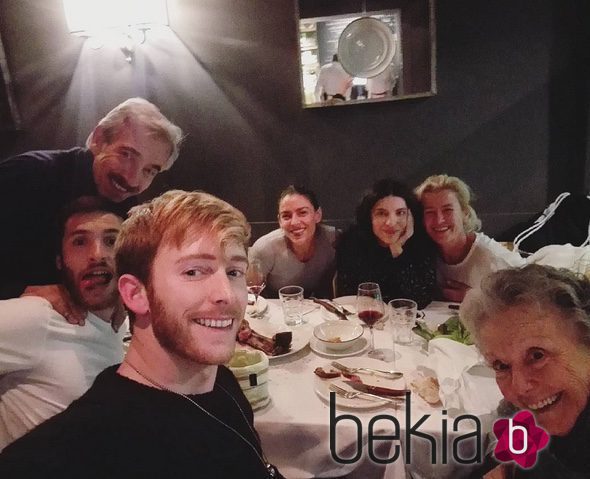 Pablo Rivero, Ricardo Gómez, Imanol Arias, Irene Meritxell, Irene Visedo, Ana Duato y María Galiana cenando juntos