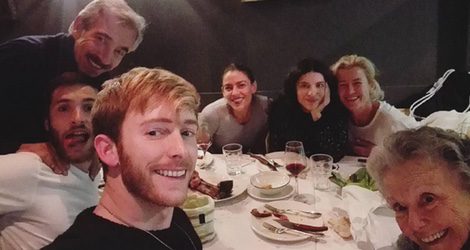 Pablo Rivero, Ricardo Gómez, Imanol Arias, Irene Meritxell, Irene Visedo, Ana Duato y María Galiana cenando juntos