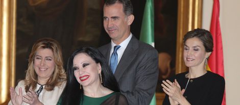 Los Reyes Felipe y Letizia con Alaska en la entrega de las Medallas de Oro de las Bellas Artes 2014