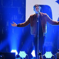 Conrad Sewell durante su actuación en el Jingle Ball Tour 2015 en Los Angeles