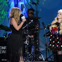 Alex Gervasi y Meghan Trainor en el Jingle Ball Tour 2015 en Los Angeles