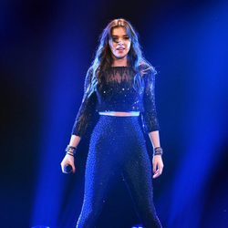 Hailee Steinfeld actuando en el Jingle Ball Tour 2015 en Los Angeles