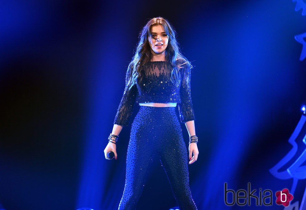 Hailee Steinfeld actuando en el Jingle Ball Tour 2015 en Los Angeles