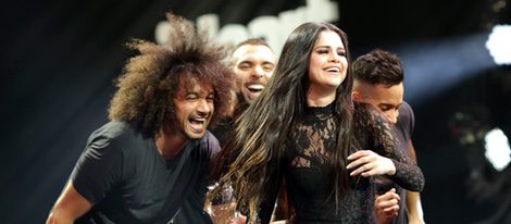 Selena Gomez actuando en el Jingle Ball Tour 2015 en Los Angeles