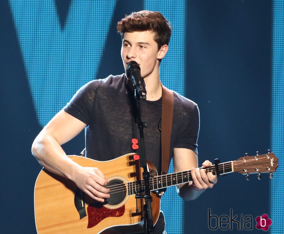 Shawn Mendes actuando en el Jingle Ball Tour 2015 en Los Angeles