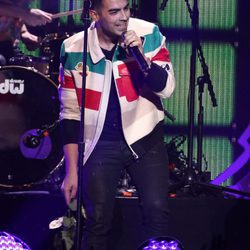 Joe Jonas actuando en el Jingle Ball Tour 2015 en Los Angeles