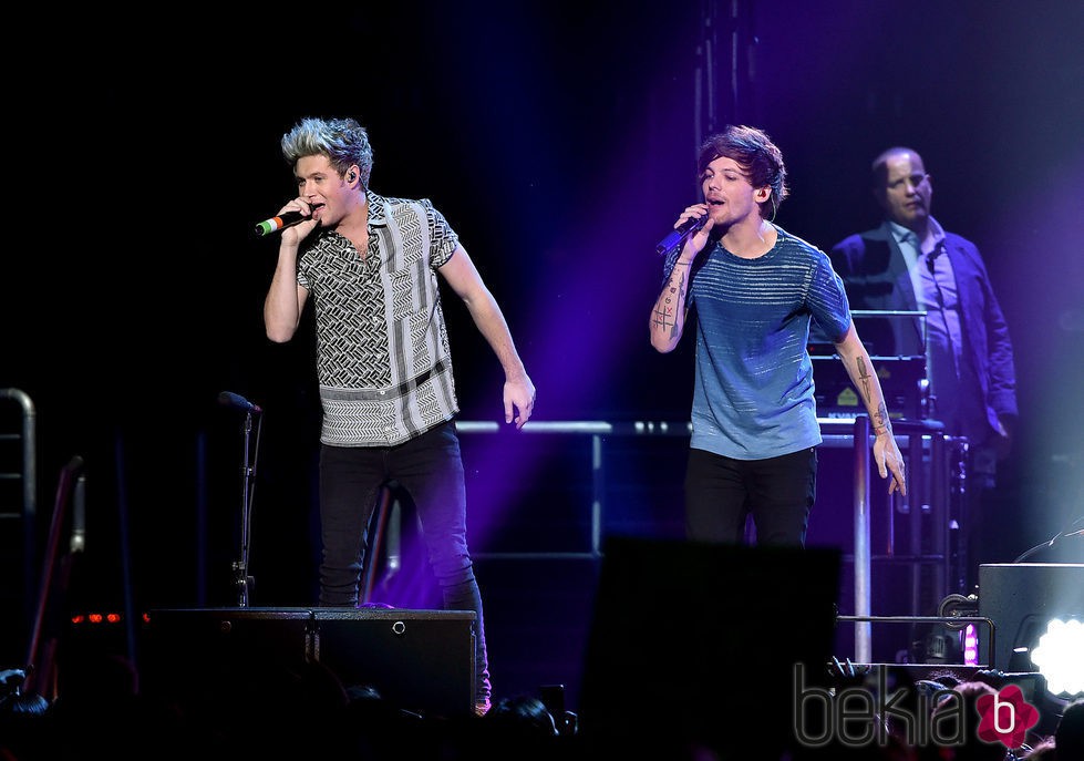 Niall Horan y Louis Tomlinson actuando en el Jingle Ball Tour 2015 en Los Angeles