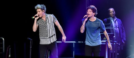 Niall Horan y Louis Tomlinson actuando en el Jingle Ball Tour 2015 en Los Angeles