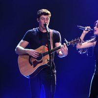 Shawn Mendes y Camila Cabello actuando en el Jingle Ball Tour 2015 en Los Angeles