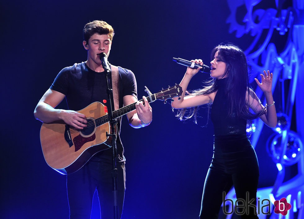 Shawn Mendes y Camila Cabello actuando en el Jingle Ball Tour 2015 en Los Angeles