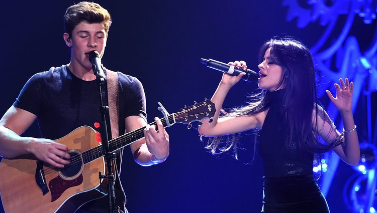 Shawn Mendes y Camila Cabello actuando en el Jingle Ball Tour 2015 en Los Angeles