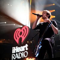 Luke Hemmings actuando en el Jingle Ball Tour 2015 en Los Angeles