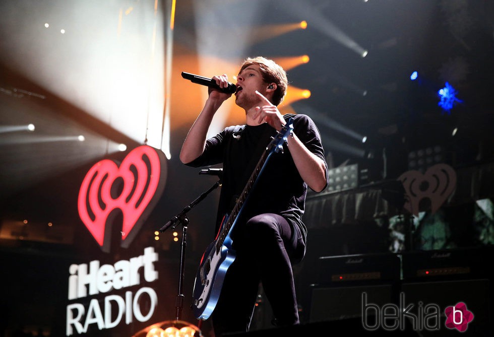 Luke Hemmings actuando en el Jingle Ball Tour 2015 en Los Angeles