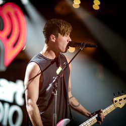 Calum Hood actuando en el Jingle Ball Tour 2015 en Los Angeles