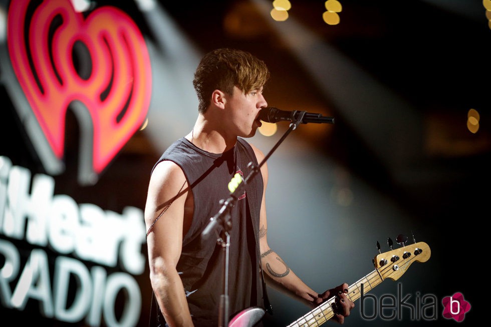 Calum Hood actuando en el Jingle Ball Tour 2015 en Los Angeles