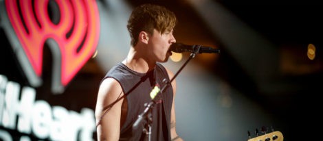 Calum Hood actuando en el Jingle Ball Tour 2015 en Los Angeles