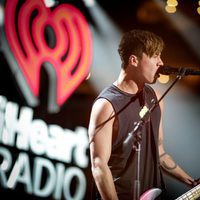 Calum Hood actuando en el Jingle Ball Tour 2015 en Los Angeles