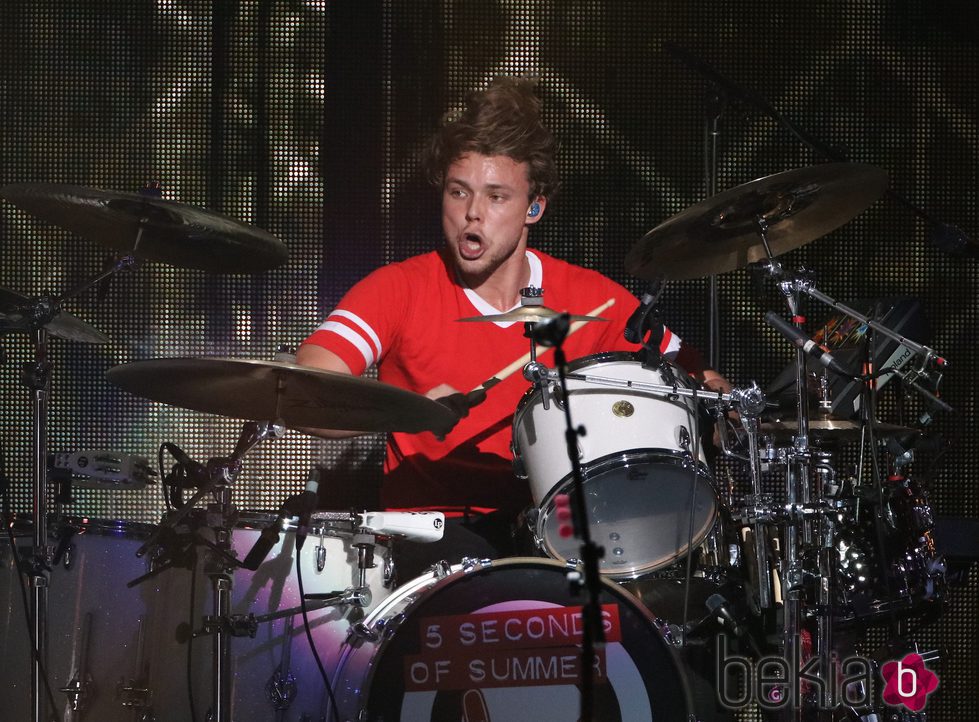 Ashton Irwin actuando en el Jingle Ball Tour 2015 en Los Angeles