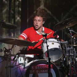 Ashton Irwin actuando en el Jingle Ball Tour 2015 en Los Angeles