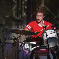 Ashton Irwin actuando en el Jingle Ball Tour 2015 en Los Angeles