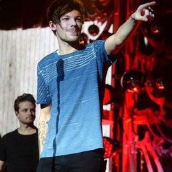 Louis Tomlinson actuando en el Jingle Ball Tour 2015 en Los Angeles