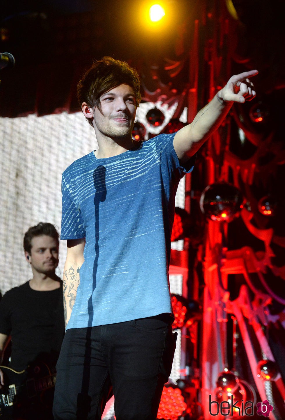 Louis Tomlinson actuando en el Jingle Ball Tour 2015 en Los Angeles