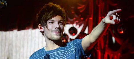 Louis Tomlinson actuando en el Jingle Ball Tour 2015 en Los Angeles