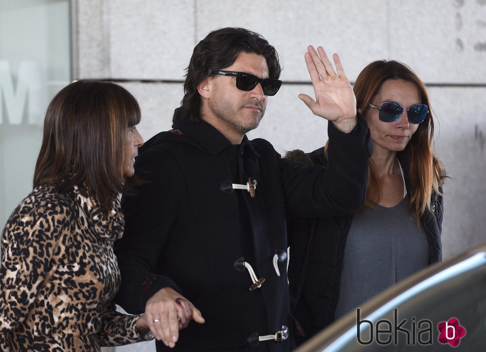 Toño Sanchís con su mujer Lorena saliendo del hospital