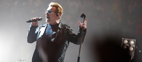 Bono en el concierto de París aplazado por los atentados terroristas