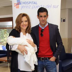 Beatriz Trapote y Víctor Janeiro a la salida del hospital con su hijo Víctor Jr.