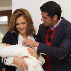 Beatriz Trapote y Víctor Janeiro presentan su hijo Víctor Jr. 