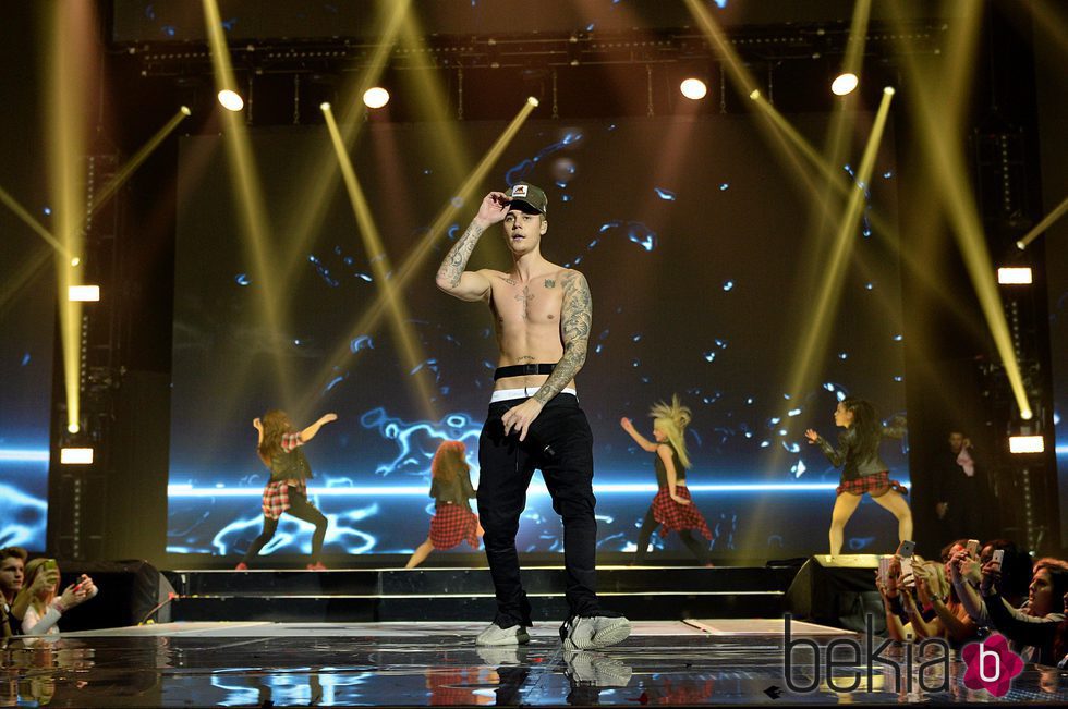 Justin Bieber sin camiseta en el concierto Jingle Bell Ball 2015 en Londres