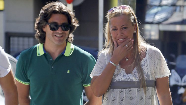 Belén Esteban y Toño Sanchís caminando por las calles de Madrid