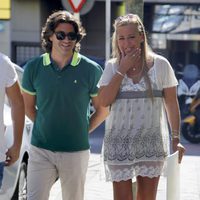 Belén Esteban y Toño Sanchís caminando por las calles de Madrid