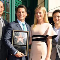 Rob Lowe con su estrella en el Paseo de la Fama de Hollywood al lado de Gwyneth Paltrow