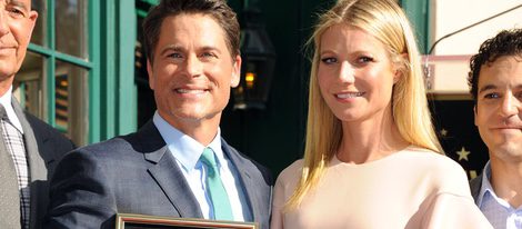 Rob Lowe con su estrella en el Paseo de la Fama de Hollywood al lado de Gwyneth Paltrow