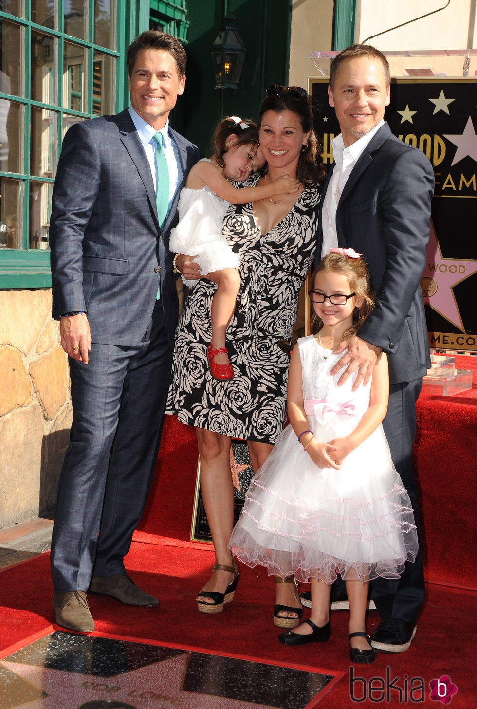 Rob Lowe celebra su estrella en el Paseo de la Fama de Hollywood con su hermano Chad Lowe