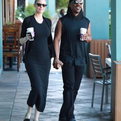 Eddie Murphy y Paige Butcher, un relajado paseo en pareja luciendo tripita