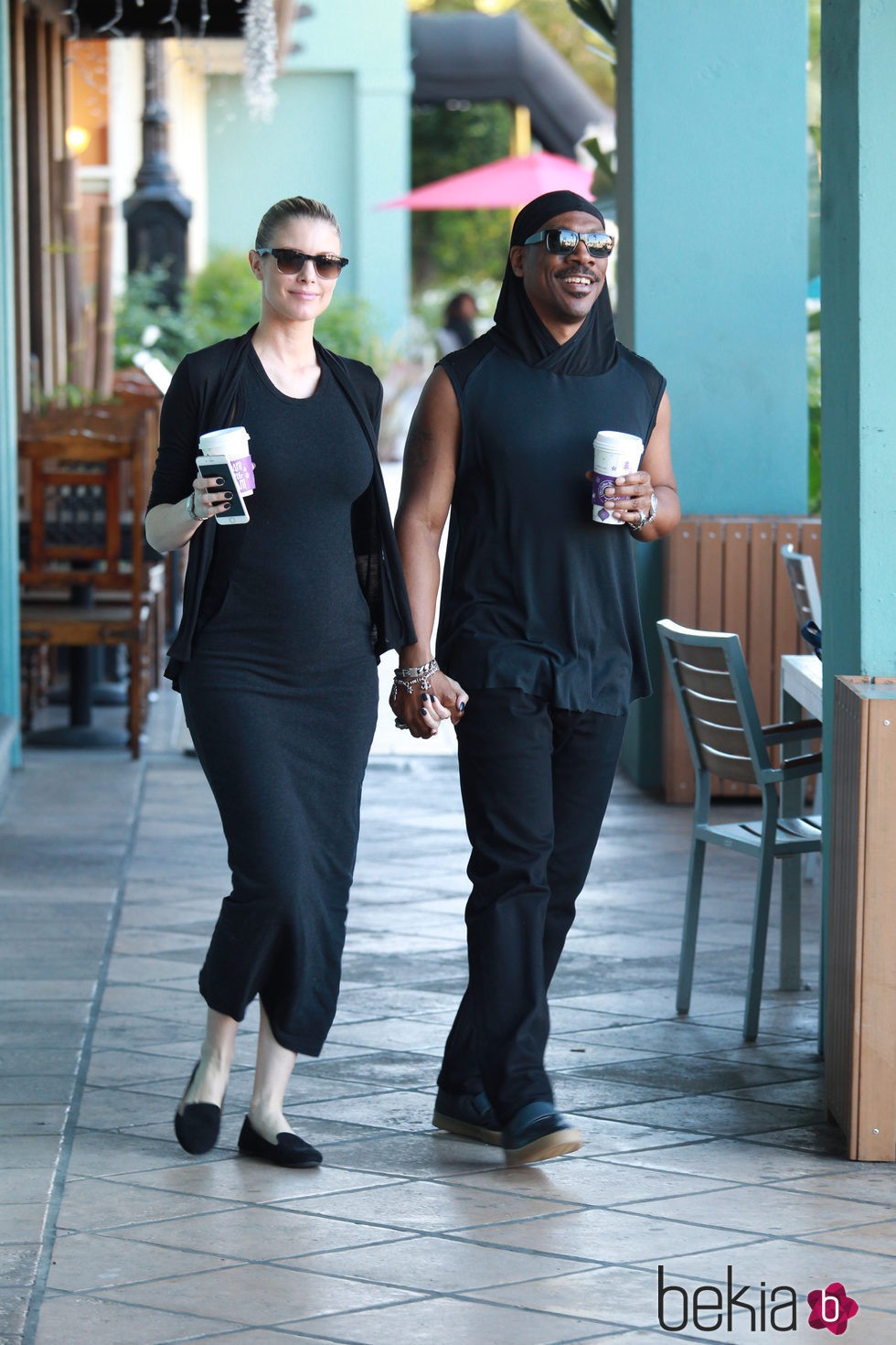 Eddie Murphy y Paige Butcher, un relajado paseo en pareja luciendo tripita