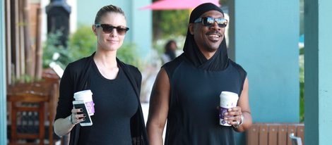 Eddie Murphy y Paige Butcher, un relajado paseo en pareja luciendo tripita