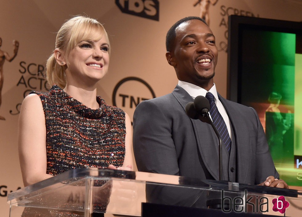 Anna Faris y Anthony Mackie dando la lista de nominados e los Premios del Sindicato de Actores 2016