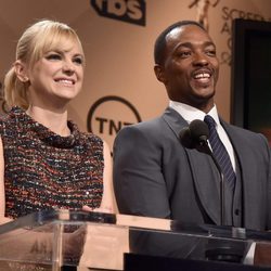 Anna Faris y Anthony Mackie dando la lista de nominados e los Premios del Sindicato de Actores 2016