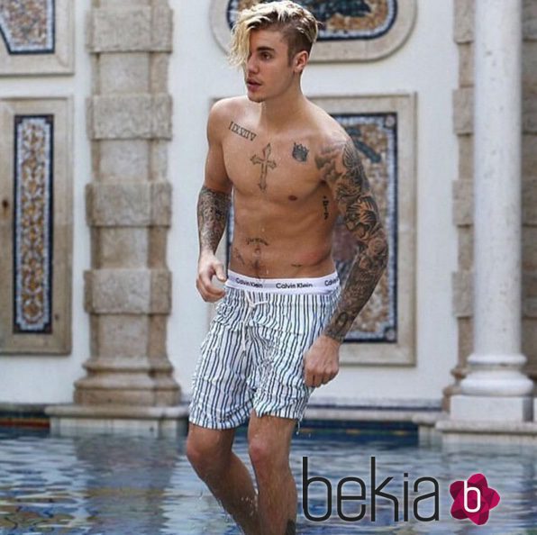 Justin Bieber presume de torso tonificado tras darse un baño en la mansión Versace