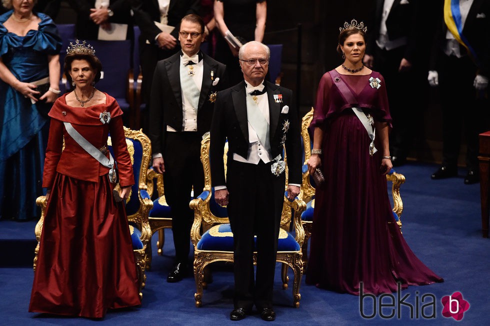 Los Reyes y los Príncipes Victoria y Daniel de Suecia en los Premios Nobel 2015