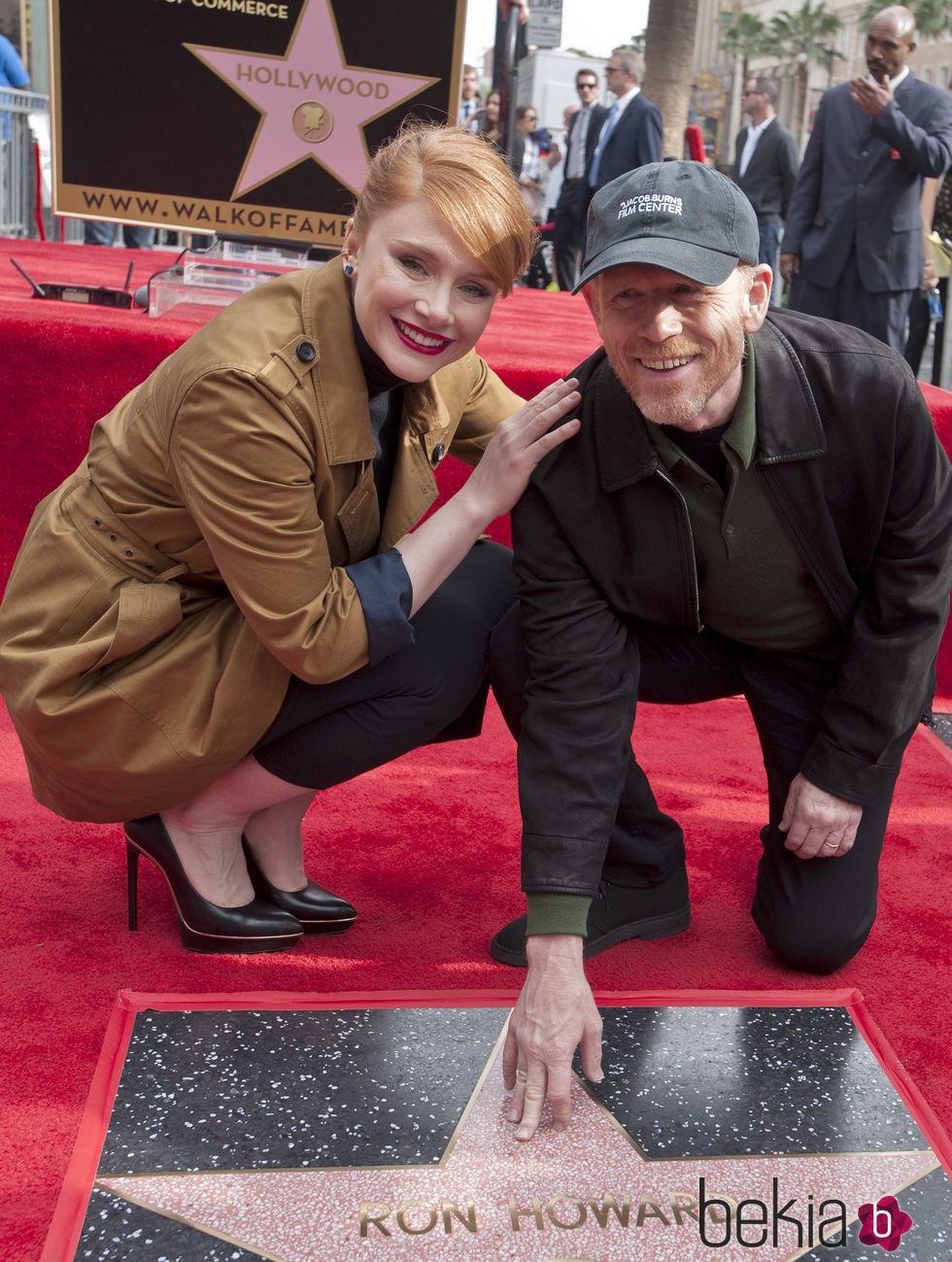 Ron Howard y su hija, Bryce Dallas, en el paseo de la fama de Hollywood